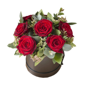 Flower box z czerwonymi różami, gałązkami eukaliptusa i drobnym zielonym wypełnieniem.