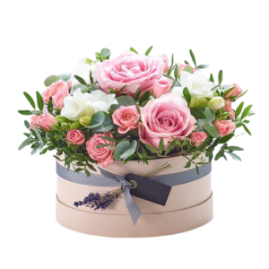 Flower box z jasnoróżowymi różami, białymi frezjami, różowymi różami gałązkowymi i suszoną lawendą.