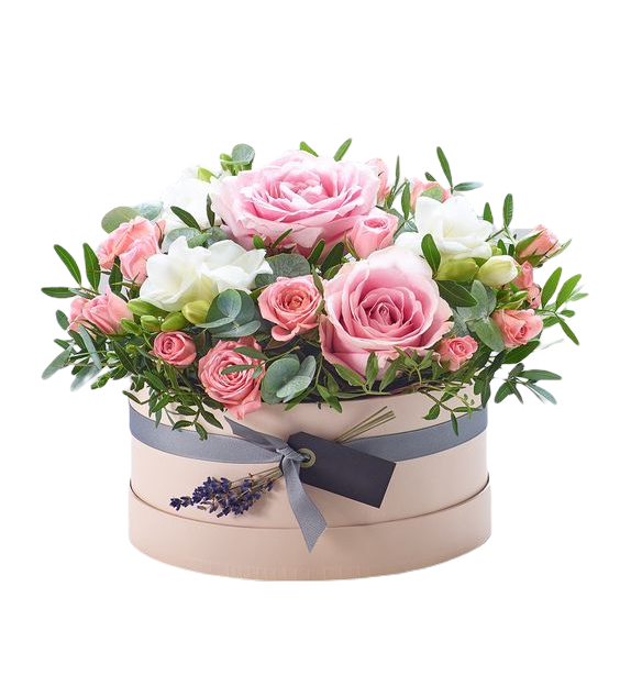 Flower box z jasnoróżowymi różami, białymi frezjami, różowymi różami gałązkowymi i suszoną lawendą.