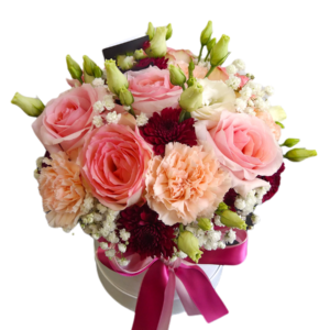Flower box z różowymi różami, brzoskwiniowymi goździkami, bordowymi chryzantemami i gipsówką