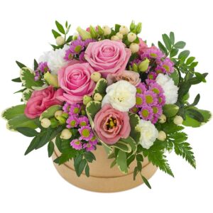 Flower box z różowymi różami, fioletowymi chryzantemami, biało-zielonymi liśćmi i owocami dziurawca.