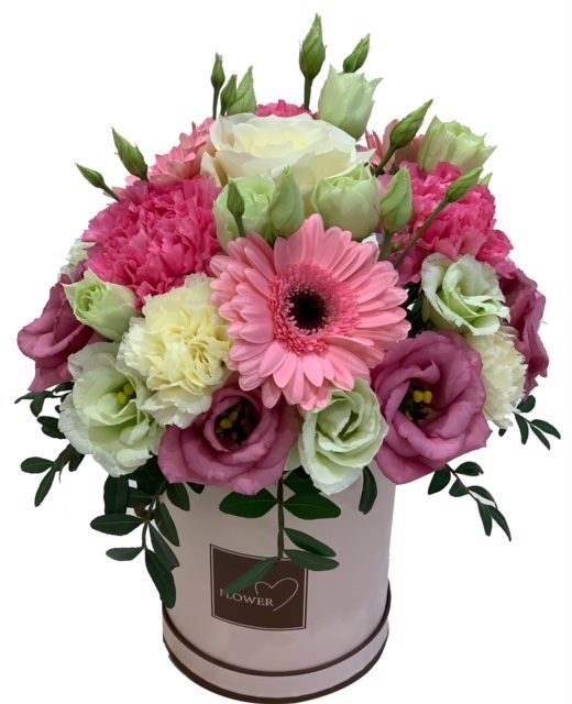 Flower box z różową gerberą, fuksjowymi goździkami, kremową różą i eustomą.