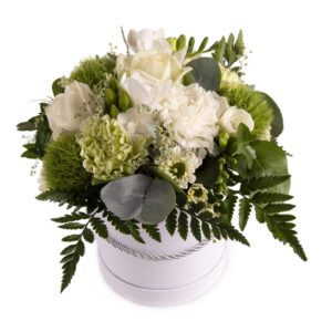 Flower box z białymi różami, goździkami, zielonym goździkiem brodatym i eukaliptusem.