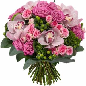 Okrągły różowy bukiet z storczyków cymbidium, róż, różowych róż gałązkowych i zielonego hiperikum.