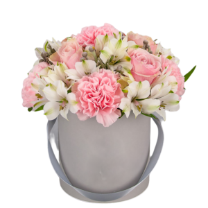 Flower box z różowymi różami, różowymi goździkami i białą alstremerią na białym tle.