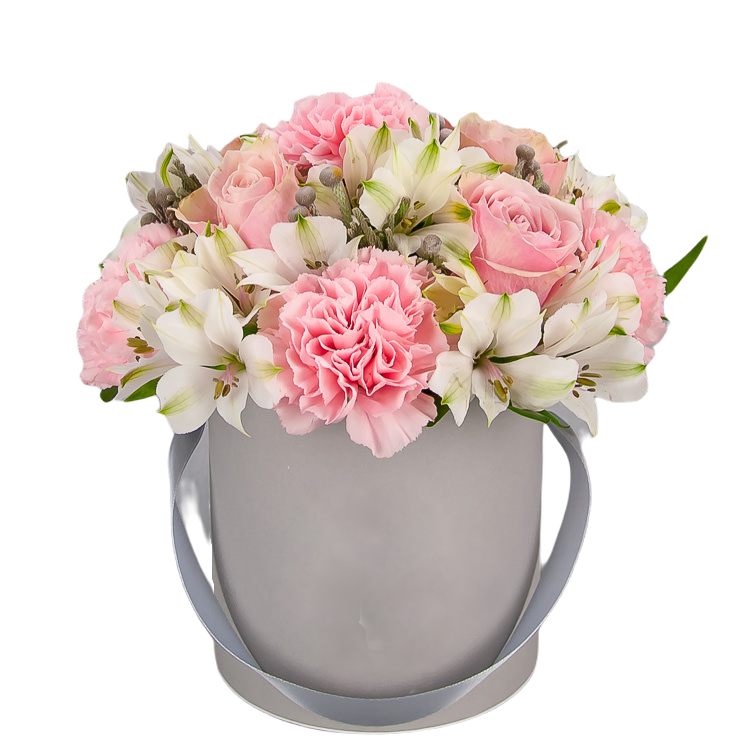Flower box z różowymi różami, różowymi goździkami i białą alstremerią na białym tle.
