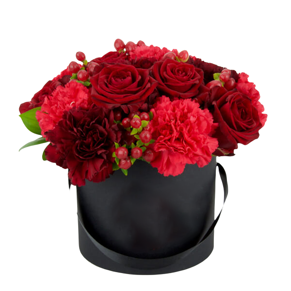 Flower box z czerwonymi różami, czerwonymi i bordowymi goździkami oraz owocami dziurawca.