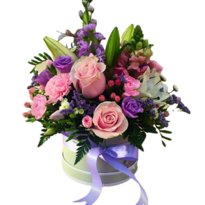 Flower box z jasnoróżowymi różami, fioletową eustomą, lewkoniami i pąkami lilii.
