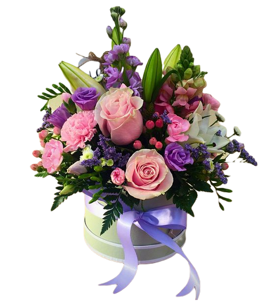 Flower box z jasnoróżowymi różami, fioletową eustomą, lewkoniami i pąkami lilii.