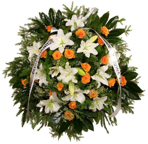 Dostojny wieniec funeralny z białych lilii i pomarańczowych róż – uroczyste pożegnanie z klasą. Wieniec pogrzebowy z białych lilii i pomarańczowych róż z białą szarfą.